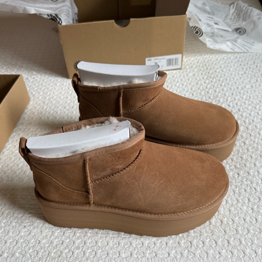 UGG Classic Ultra Mini Platform Boots in Chesnut size 9